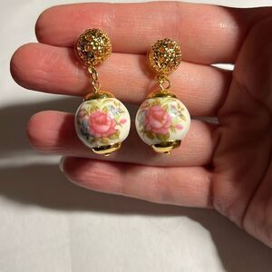 Avon Vintage Pink Rose pierced earring.